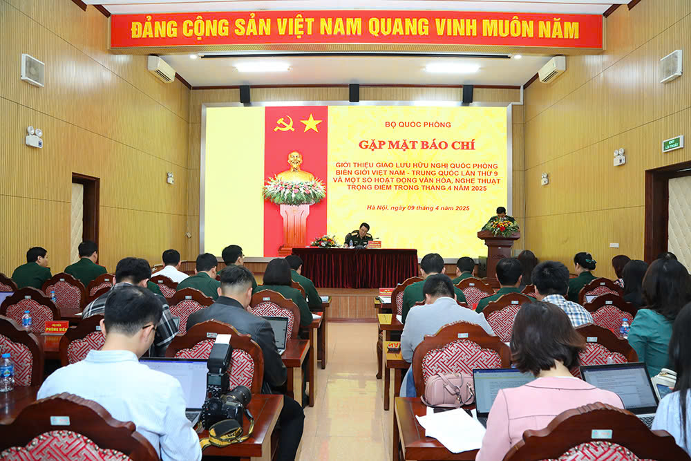 Giao lưu hữu nghị quốc phòng biên giới Việt - Trung