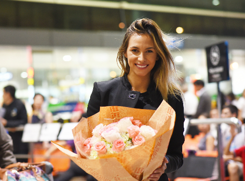 Hoa hậu Liên lục địa 2012 rạng rỡ ở sân bay Tân Sơn Nhất