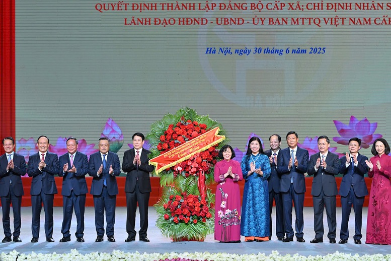 Công bố nghị quyết, quyết định sáp nhập đơn vị hành chính, chỉ định nhân sự trên cả nước