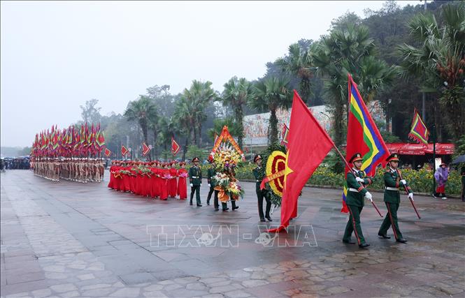 Chủ tịch nước Lương Cường dâng hương tưởng niệm các Vua Hùng