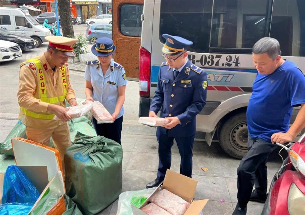 Lực lượng C&ocirc;ng an tỉnh Quảng Ninh phối hợp triệt ph&aacute;, bắt giữ vụ vận chuyển nội tạng động vật kh&ocirc;ng r&otilde; nguồn gốc, xuất xứ. Ảnh: NKQ