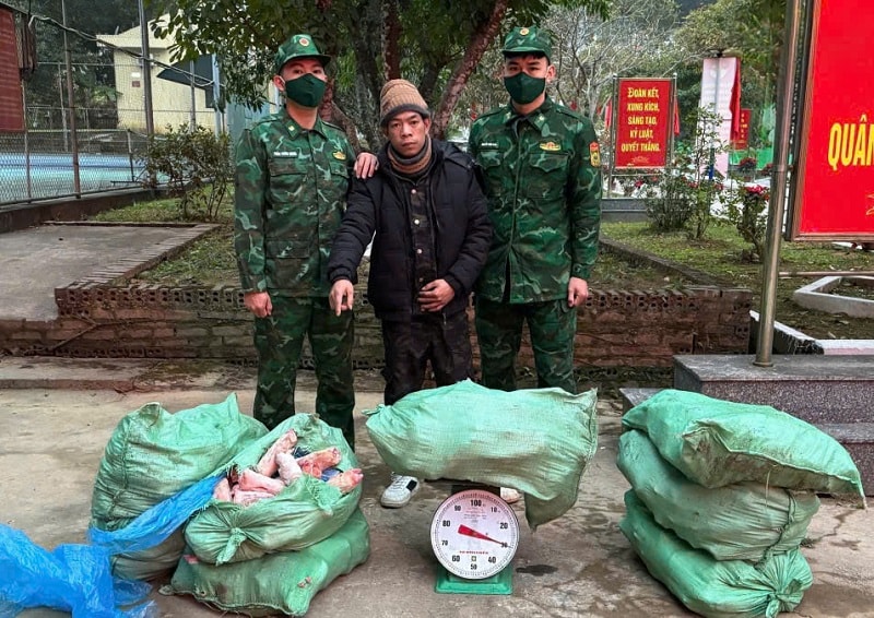 Một đối tượng c&oacute; h&agrave;nh vi vận chuyển thực phẩm kh&ocirc;ng r&otilde; nguồn gốc qua bi&ecirc;n giới (Ảnh B&aacute;o Quảng Ninh)