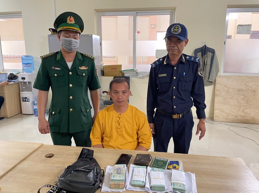 Đồn Biên phòng CKQT Tịnh Biên phối hợp các đơn vị bắt giữ đối tượng vận chuyển tiền tệ.
