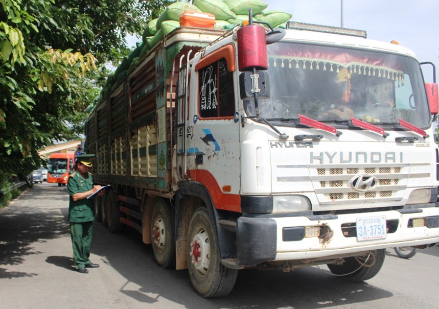 Cán bộ chiến sĩ Đồn Biên phòng CKQT Tịnh Biên kiểm soát chặt chẽ người, hàng hóa, phương tiện qua lại.
