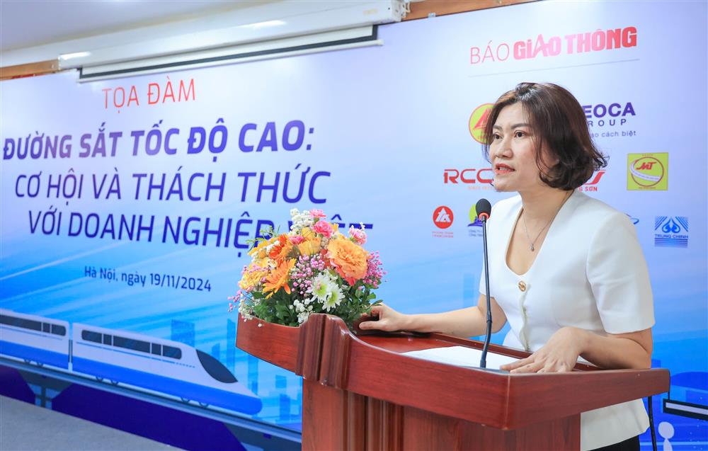 Bà Nguyễn Thị Hồng Nga TBT Báo Giao thông phát biểu khai mạc buổi tọa đàm.