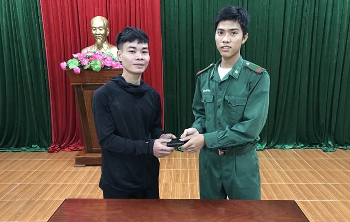 Chiến sĩ Biên phòng nhặt được của rơi trả người đánh mất