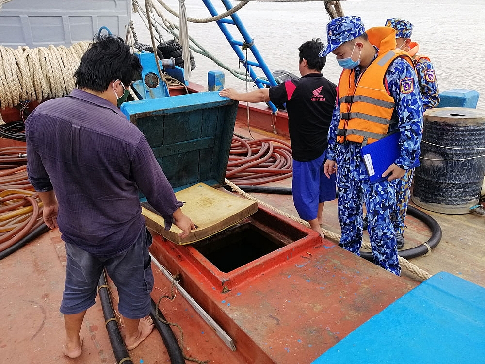 Cảnh sát biển: Liên tiếp bắt giữ phương tiện vận chuyển trái phép dầu DO trên biển