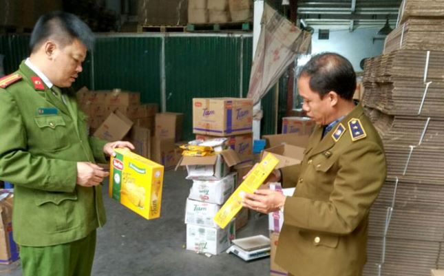 Bắt quả tang một cơ sở gia hạn hơn 3 tấn bánh quy hết hạn sử dụng