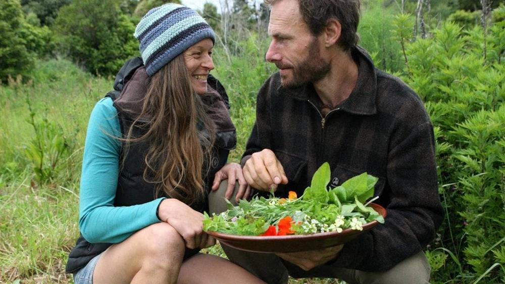 Cặp đôi vào rừng săn bắt hái lượm, sống hoang dã suốt 3 năm