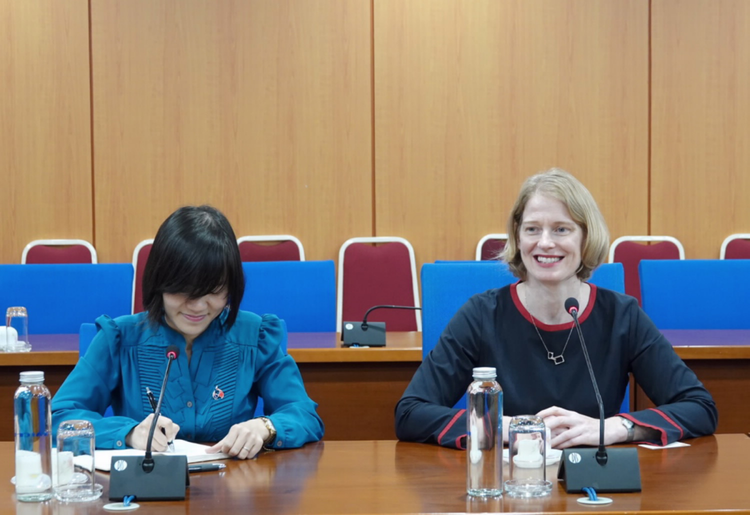 P:\Nam 2020\2. TIN BAI\PHONG BAO CHI\6. Tran Thi Hai\thang 11\24.11.tiep dai su niu di-lan\ba dai su.JPG