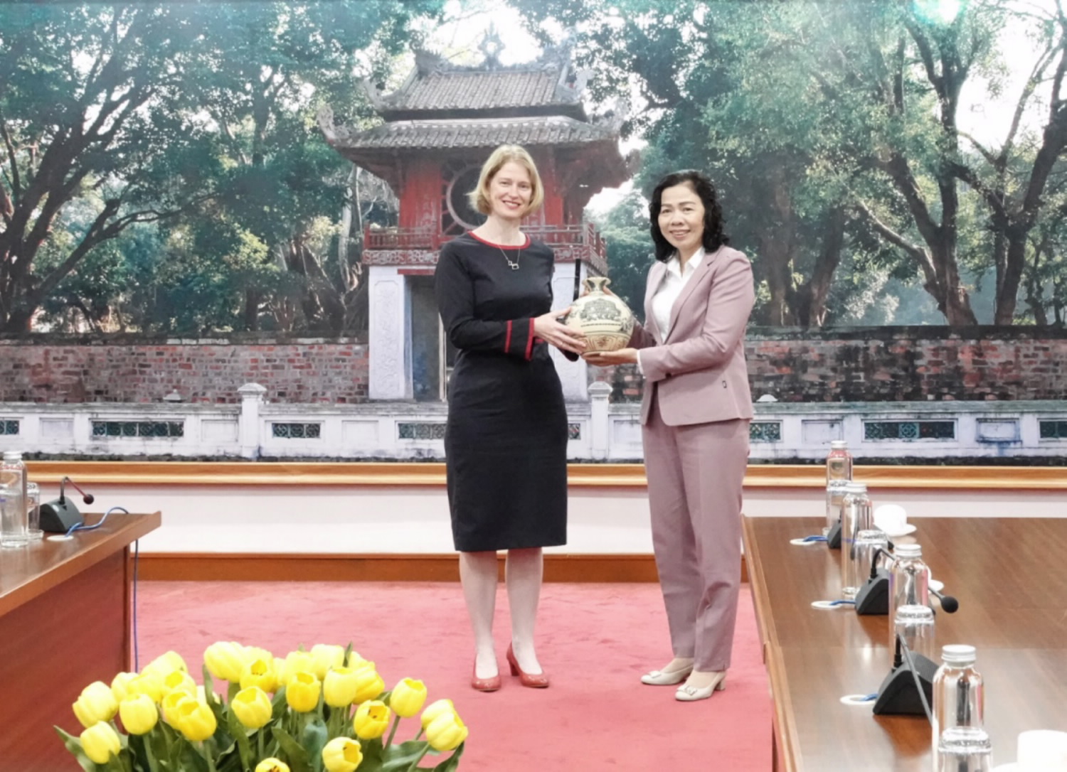 P:\Nam 2020\2. TIN BAI\PHONG BAO CHI\6. Tran Thi Hai\thang 11\24.11.tiep dai su niu di-lan\trao qua tang.JPG