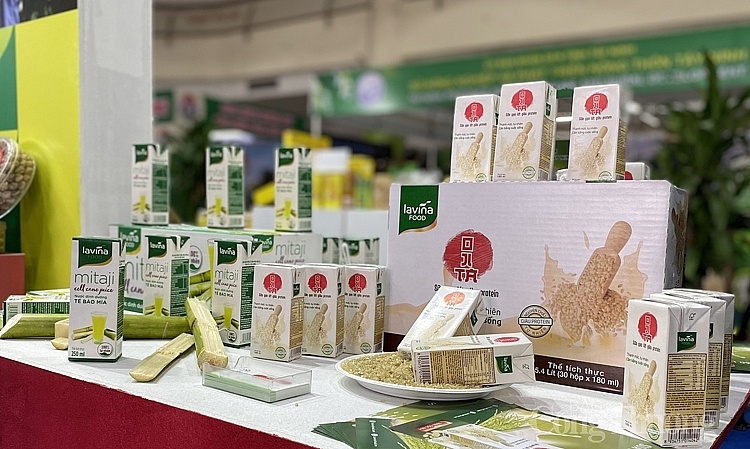 các dòng sản phẩm mới như nước dinh dưỡng tế bào mía Mitaji và sữa gạo lứt giàu protein… cũng có mặt tại Hội chợ. 5531-san-pham-moi-cua-mia-duong-nam-son