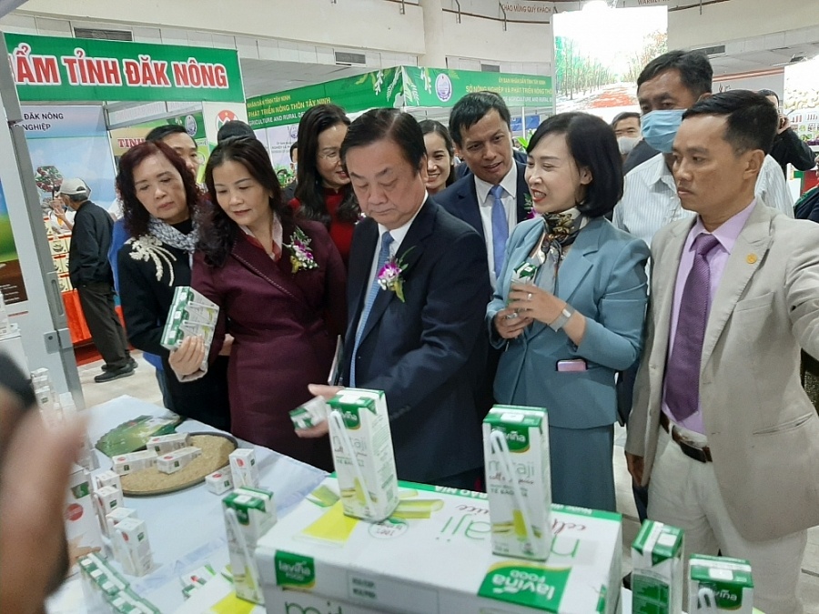 Lãnh đạo Bộ, ngành, địa phương tham quan gian hàng 0111-tham-quan-gian-hang