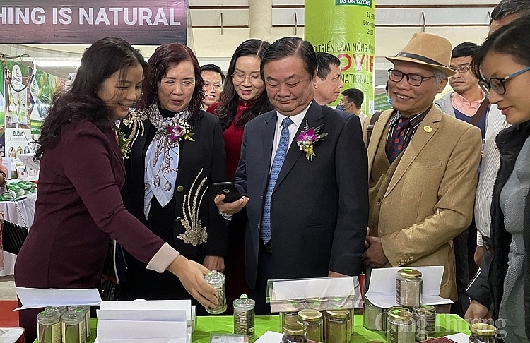 0109-tham-quan-gian-hang-agroviet