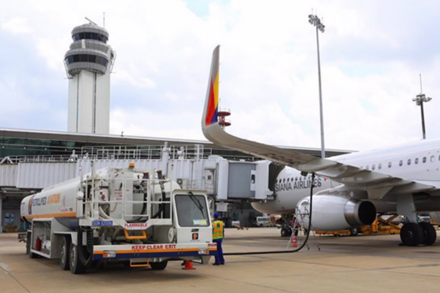 P:\Nam 2020\2. TIN BAI\PHONG BAO CHI\5. Ta Vu Thu Hang\Thang 6\8.6 Thue BVMT dv NLB\nhien lieu bay.jpg