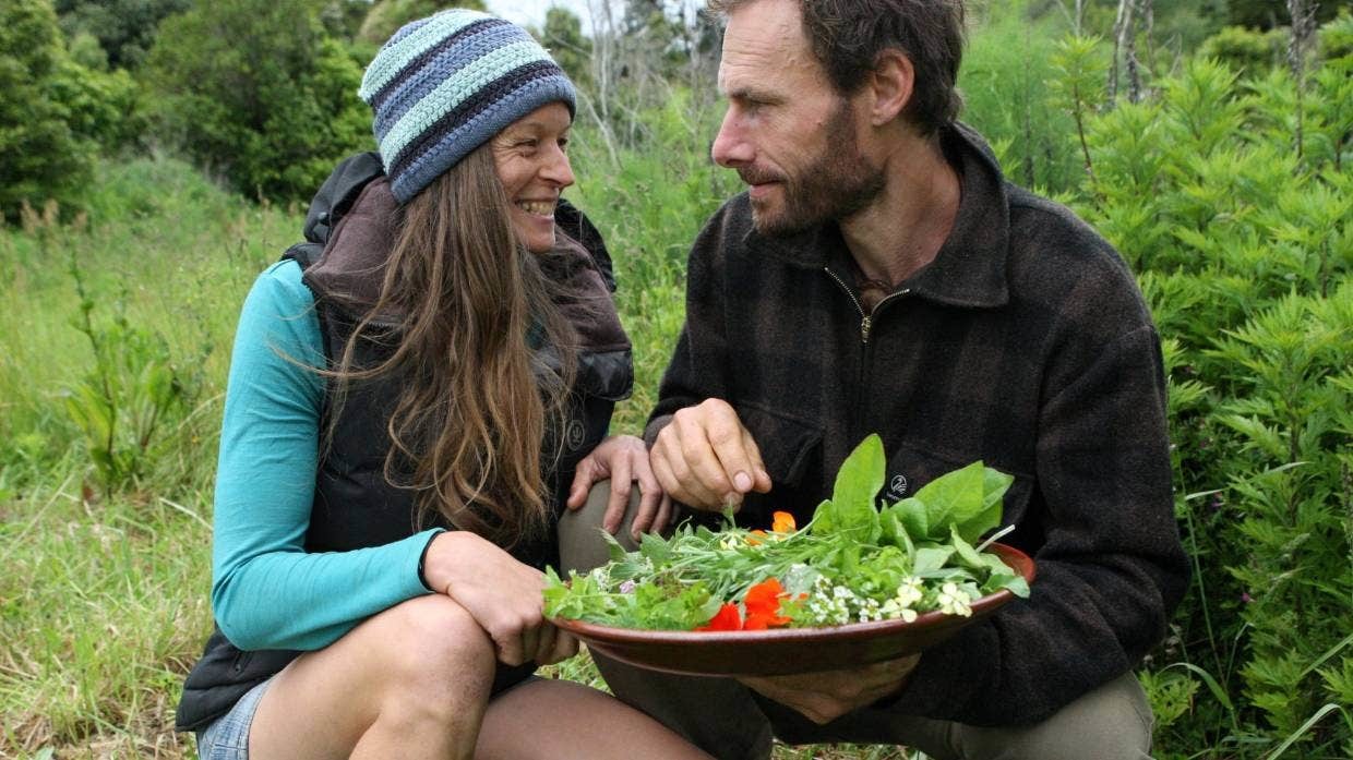 Cặp đôi vào rừng săn bắt hái lượm, sống hoang dã suốt 3 năm