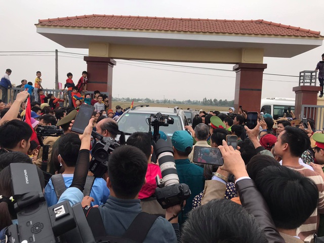 Người dân quê nhà chào đón tân hoa hậu Đỗ Thị Hà trở về - 3