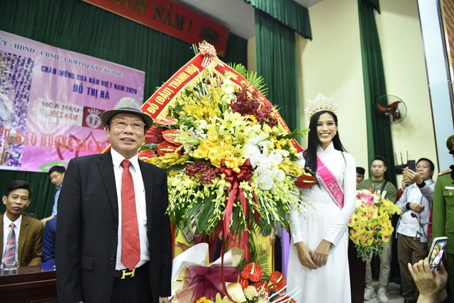 Người dân quê nhà chào đón tân hoa hậu Đỗ Thị Hà trở về - 5