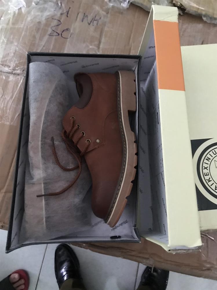 Phát hiện và tạm giữ 250 đôi giày nam nhãn hiệu Makexiniu nhập lậu