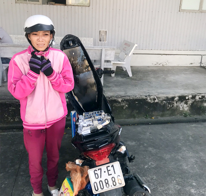 An Giang: Bắt quả tang người phụ nữ vận chuyển thuốc lá lậu