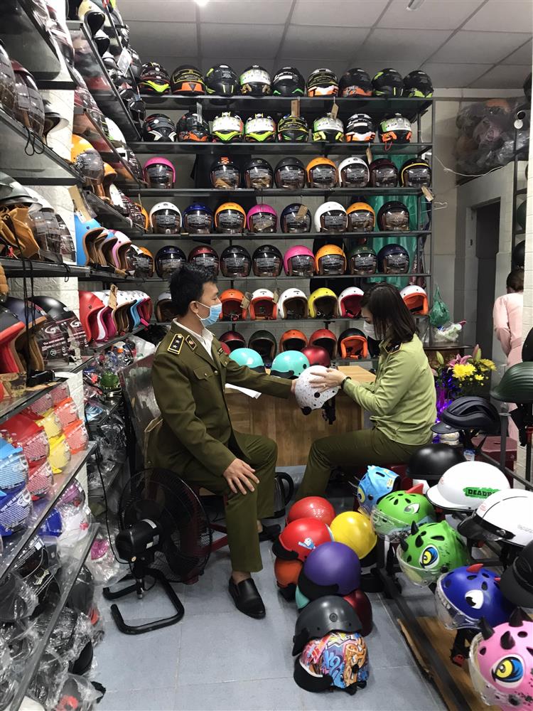 Tạm giữ hàng chục mũ bảo hiểm có dấu hiệu giả mạo nhãn hiệu 