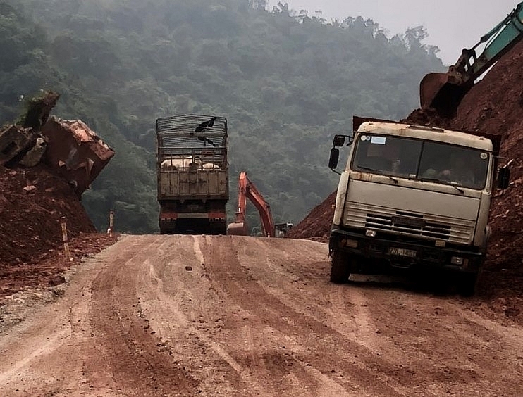 Thông quan trở lại hàng hóa xuất nhập khẩu qua cửa khẩu Cha Lo