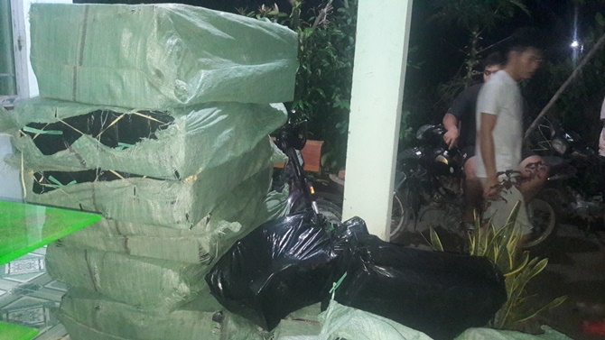 Long An: Triệt xóa điểm mua bán hàng cấm, thu giữ 7.500 bao thuốc lá ngoại