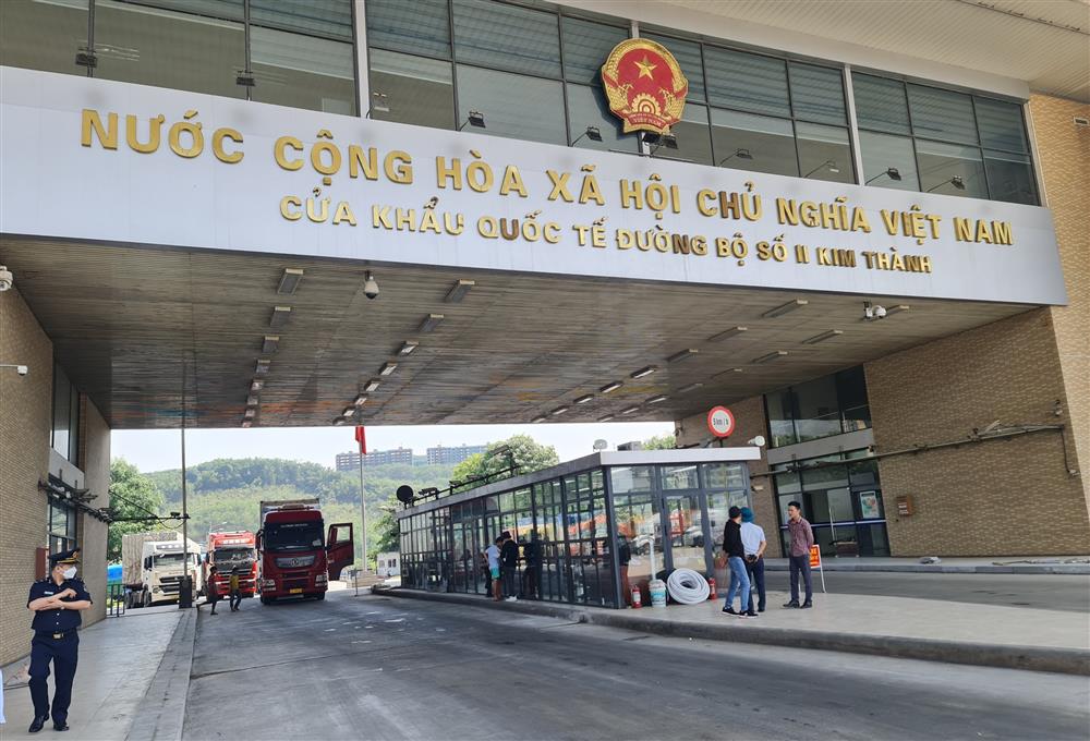 Hàng hoá nhộn nhịp qua cửa khẩu Lào Cai dịp cận Tết