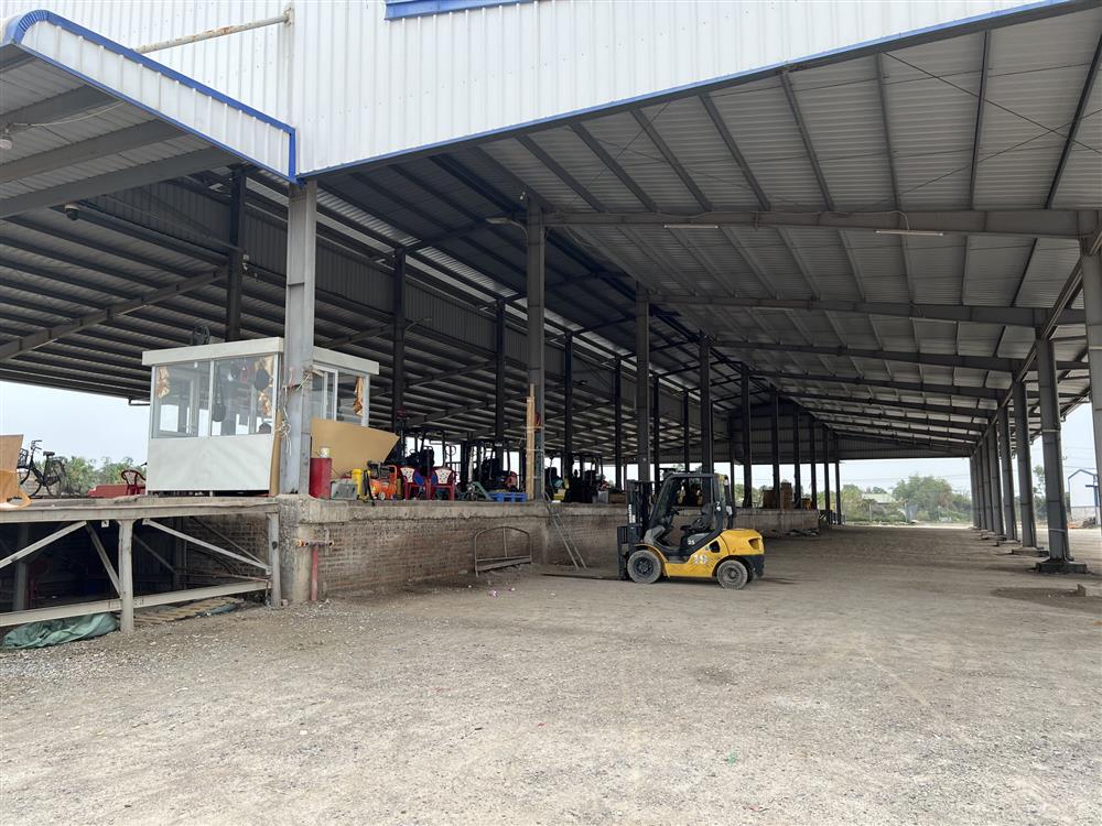 Khu vực bốc xếp vốn nhộn nhịp người và phương tiện nay đã vắng tanh