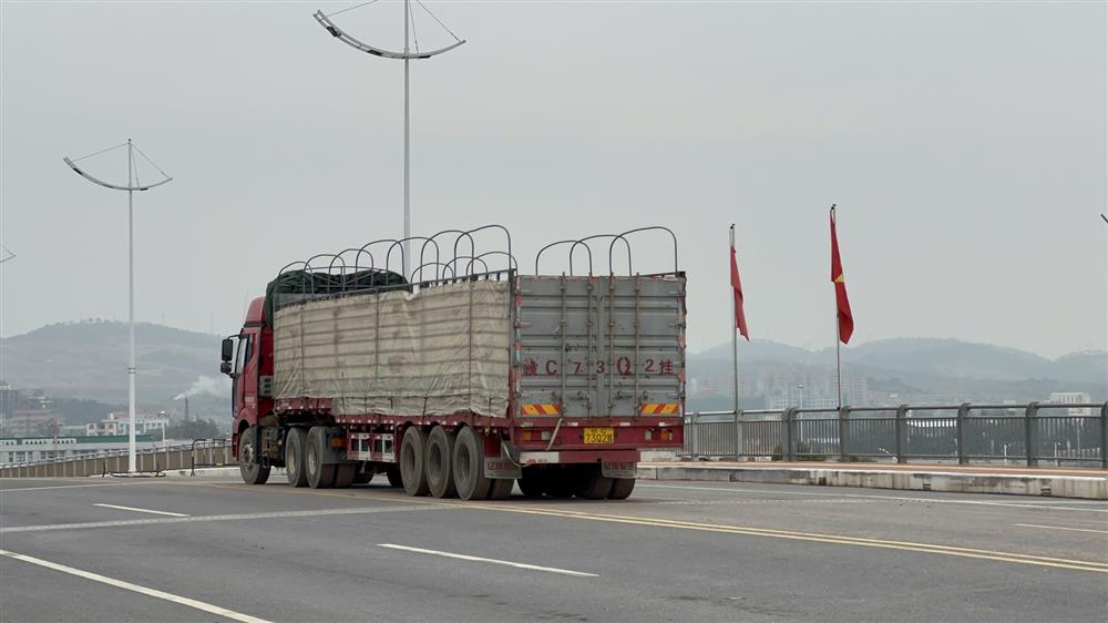 Chiếc xe tiến thoái lưỡng nan trên cầu biên giới nhiều ngày qua