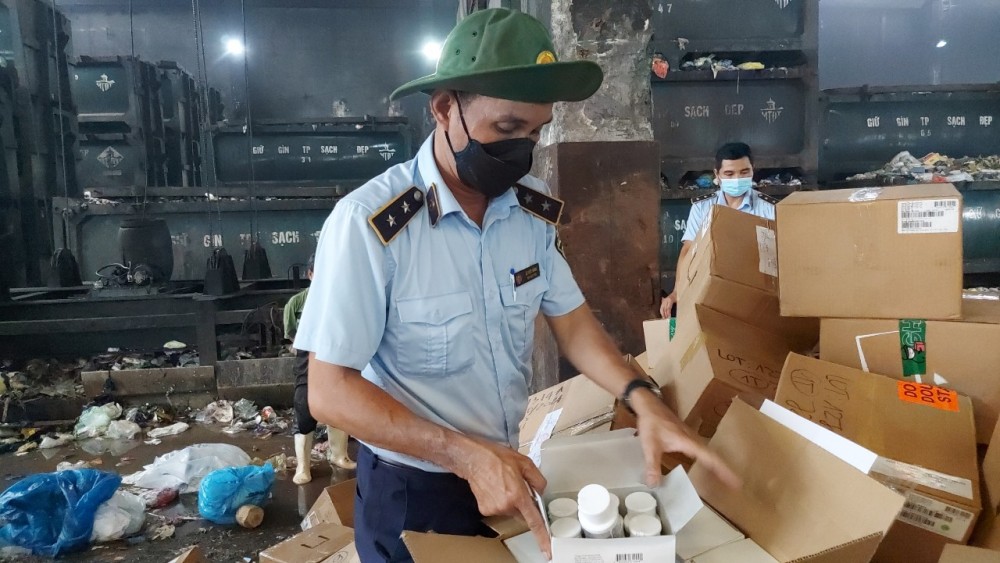 TP. Hồ Chí Minh tiêu hủy lô mỹ phẩm và thuốc tây trị giá hơn 18 tỷ đồng