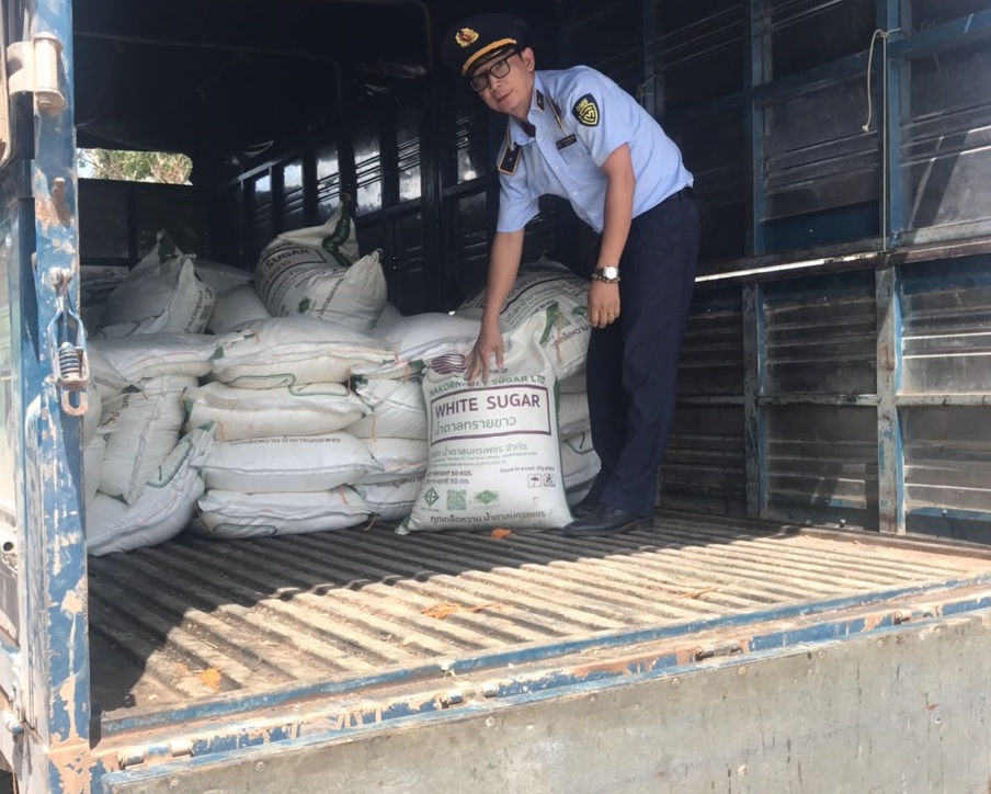 Long An: Quyết định xử phạt, thu giữ từ các đối tượng kinh doanh hơn 2 tấn đường cát nhập lậu