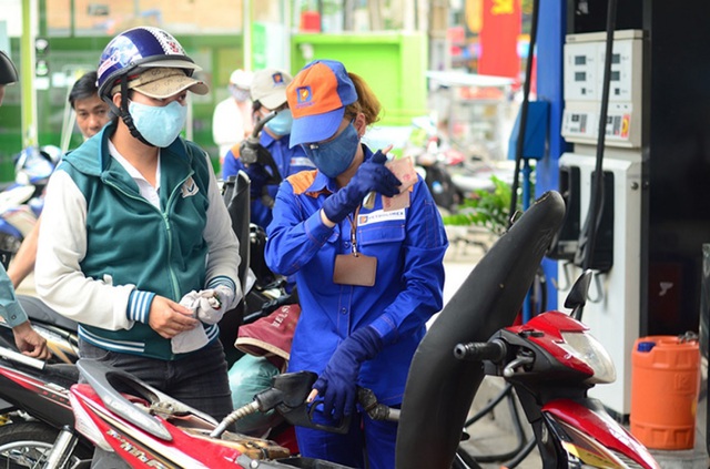 Ủy ban Thường vụ Quốc hội sẽ xem xét giảm thuế bảo vệ môi trường đối với xăng dầu