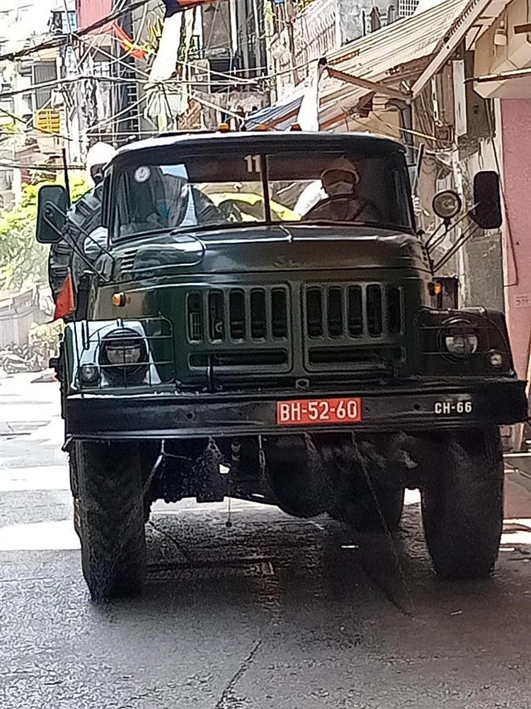 Bộ Tư lệnh Thủ đô phối hợp với Bộ Tư lệnh Hóa học phun khử khuẩn diện rộng trên địa bàn Thành Phố Hà Nội