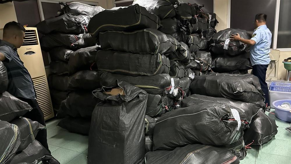 Hà Nội: Tạm giữ trên 4.000 đôi giày, dép có dấu hiệu giả mạo nhãn hiệu