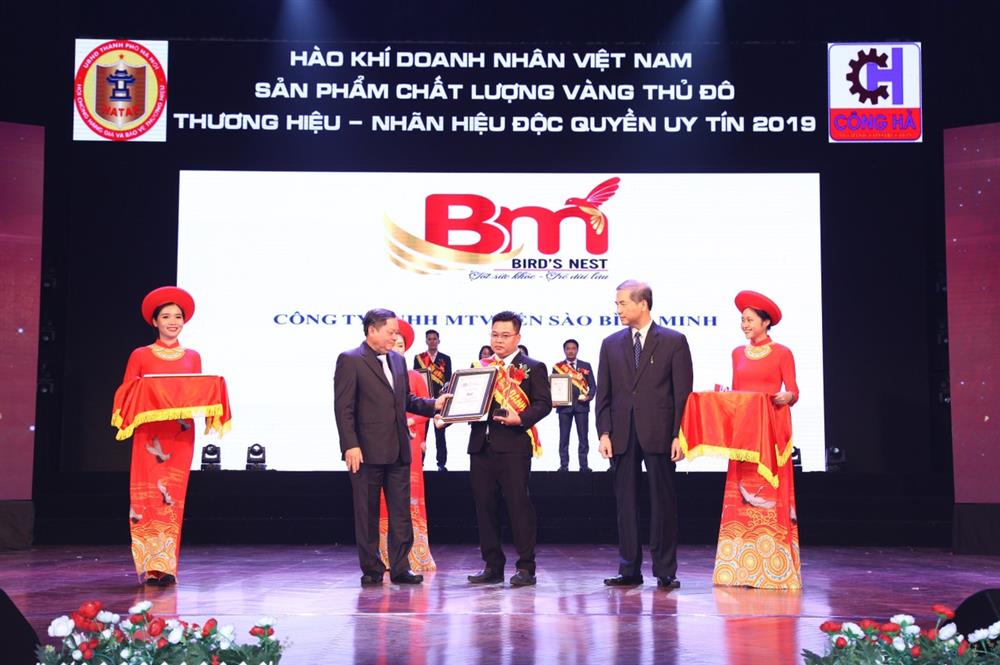 if !3. Người sáng lập đảm bảo trách nhiệm về chất trước người tiêu dùng
Ông Nguyễn Văn Bình là người sáng lập của Thương hiệu yến sào Bình Minh đảm bảo trách nhiệm về các sản phẩm yến sào. Với sứ mệnh giữ lại tất cả những tinh chất vô cùng quý báu của tổ yến mà thiên nhiên đã ban tặng cho con người. Yến sào cao cấp Bình Minh luôn tuân theo nguyên tắc vàng: không sử dụng hóa chất, tẩy rửa trong chế biến và sấy lạnh nhằm mang lại cho người tiêu dùng những tổ yến hoàn toàn thiên nhiên.
Với tiêu chí: “chất lượng yến sào Bình Minh là giá trị cốt lõi” hay slogan của Thương hiệu Bình Minh: “Yến Sào Bình Minh – tốt sức khỏe, trẻ dài lâu”. Yến sào cao cấp Bình Minh luôn khát khao mang đến những sản phẩm 100% nguyên chất, giá thành hợp lý nhất vì quyền lợi của khách hàng. Với khát khao đó, Công ty TNHH MTV Yến sào Bình Minh đã giảm thiểu các yếu tố trung gian, giảm chi phí đầu tư mặt bằng đắt đỏ, giảm giá thành sản phẩm, giúp cho mọi người có nhu cầu sử dụng Yến Sào đều có cơ hội tiếp cận và sử dụng thường xuyên lâu dài món quà quý giá mà thiên nhiên đã ban tặng này.
Công ty TNHH MTV Yến sào Bình Minh đã nổ lực không ngừng để mở rộng chuỗi cửa hàng Yến sào Bình Minh trên cả nước.
LỜI CAM KẾT CỦA THƯƠNG HIỆU YẾN SÀO BÌNH MINH:
1. Nguồn gốc, xuất xứ rõ ràng: yến sào Bình Minh nguyên liệu được chọn lựa kỹ từ chuỗi nhà yến tại các vùng biển đảo ở Việt Nam.
2. 100% nguyên chất, 5 không:
<!- Không sử dụng rau câu
<!- Không sử dụng nấm tuyết
<!- Không sử dụng mũ trôm
<!- Không sử dụng đường công nghệ
<!- Không sử dụng hóa chất độc hại
3. Quy trình từ khai thác tới tinh chế khép kín theo công nghệ USDA - FDA Hoa Kỳ: Tránh tối đa sự thất thoát vi chất trong quá trình tinh chế yến.
4. Giá thành: Công ty TNHH MTV Yến sào Bình Minh có chính sách hợp lý với tất cả các khách hàng, tạo cơ hội cho mọi khách hàng đều có thể sử dụng lâu dài món quà quý giá mà thiên nhiên ban tặng cho con người.
Cũng chính sự đầu tư kỹ lưỡng về chất lượng, trong thời gian qua thương hiệu Yến sào cao cấp Bình Minh đã nhận được rất nhiều các giải thưởng danh giá, khẳng định vị thế thương hiệu của một trong những nhãn hàng sản phẩm yến hàng đầu Việt Nam:
<!- Top 10 Sản phẩm chất lượng vàng thủ đô 2019
<!- Top 10 Thương hiệu – Nhãn hiệu độc quyền uy tín 2019
<!- Top 10 Thương hiệu dẫn đầu Việt Nam 2019
![