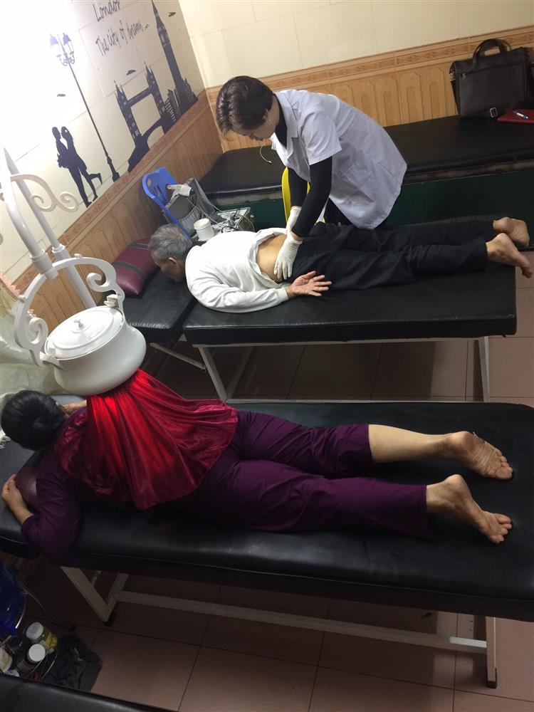 Lương y Hoàng Thu Trang đang khám chữa bệnh cho bệnh nhân