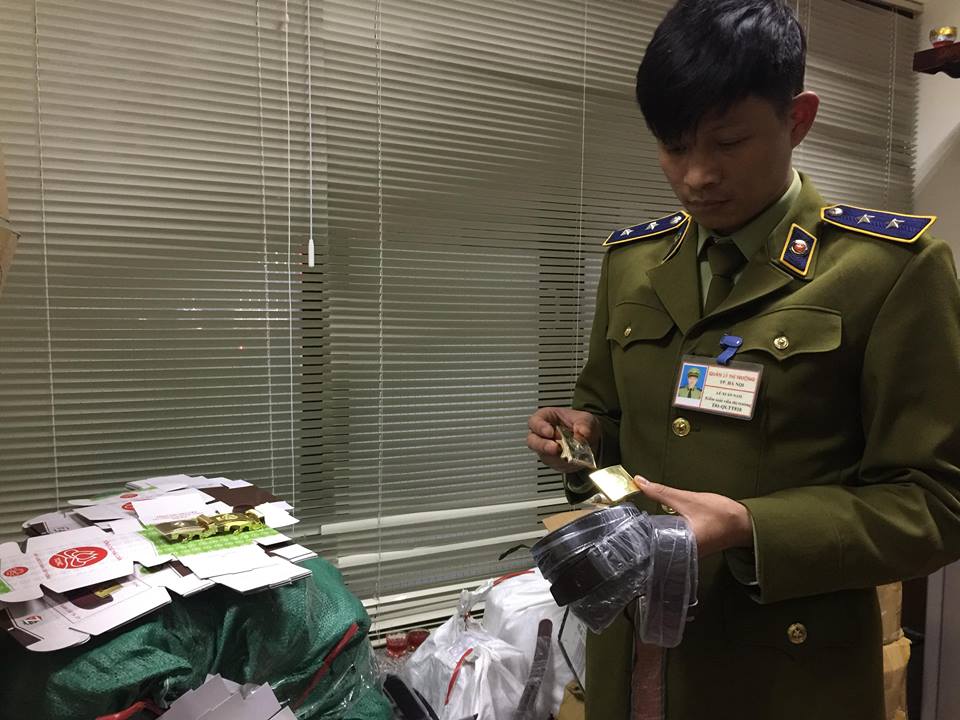Thu giữ hàng nghìn quân trang giả tại Quận Hoàng Mai