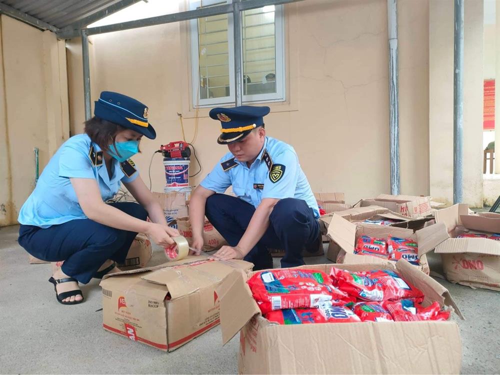 Hà Giang: Phát hiện và ngăn chặn hơn 600 gói bột giặt nghi giả mạo thương hiệu OMO