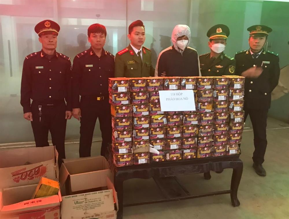 Hà Tĩnh: Bắt giữ 2 đối tượng vận chuyển trái phép 130 kg pháo nổ