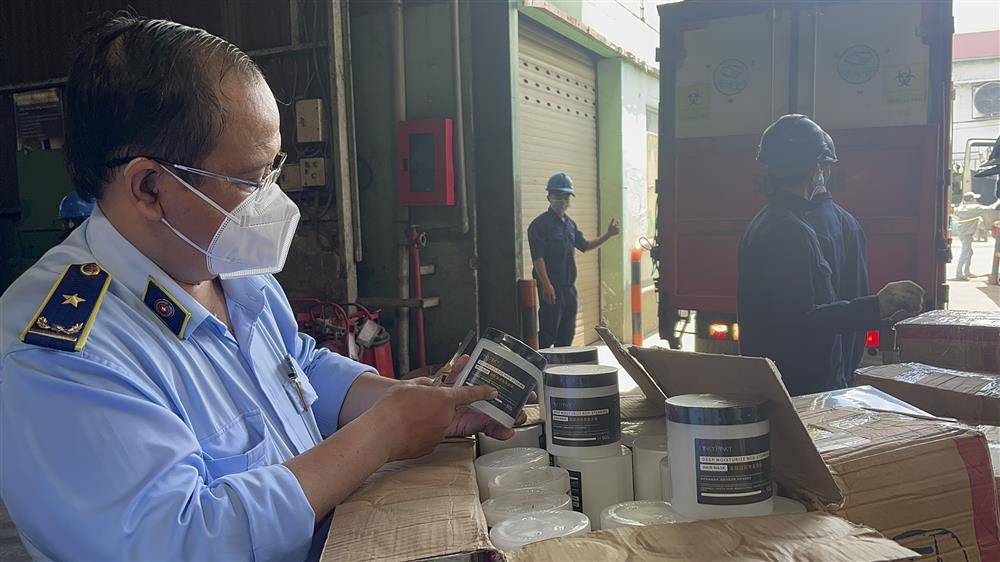 Tiêu hủy hơn 7.300 sản phẩm không rõ nguồn gốc xuất xứ, giả mạo nhãn hiệu
