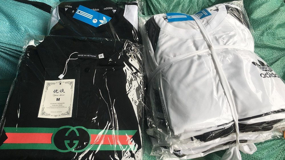 Phát hiện hàng ngàn sản phẩm thời trang giả mạo được chứa trong ngôi nhà 3 tầng tại Hà Nội