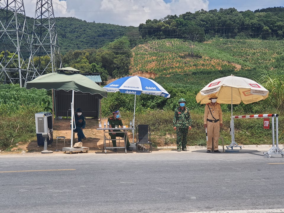 Căng mình trên chốt chống dịch