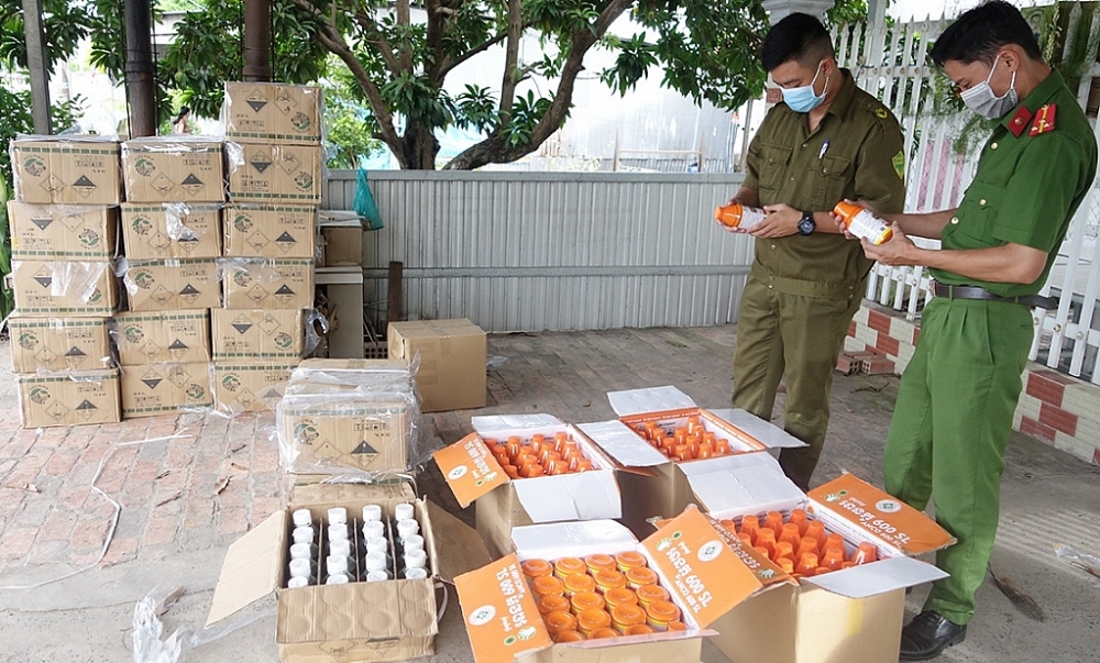 Hàng nghìn chai thuốc bảo vệ thực vật nhập lậu bỏ ngoài đường