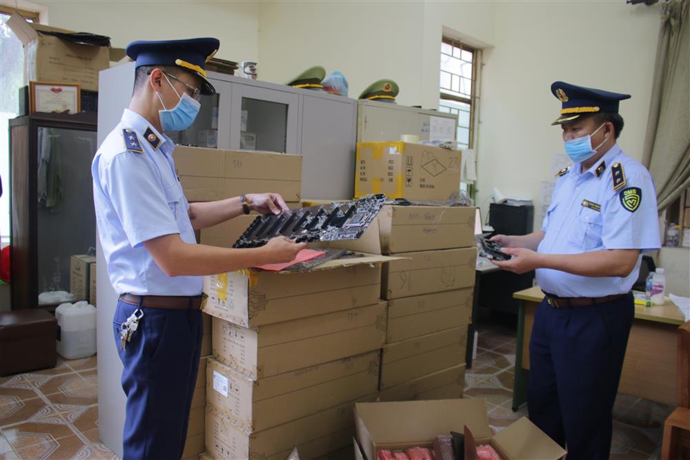 Thái Nguyên: Phát hiện tạm giữ hơn 12 nghìn sản phẩm điện tử có dấu hiệu nhập lậu đang trên đường vận chuyển đi tiêu thụ