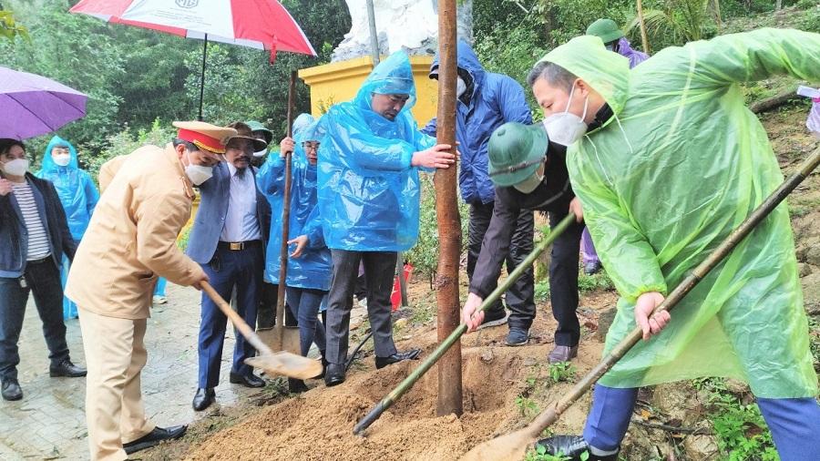 Tạp ch&iacute; T&agrave;i nguy&ecirc;n v&agrave; M&ocirc;i trường trồng 1005 c&acirc;y xanh tại ch&ugrave;a Kim Dung, H&agrave; Tĩnh