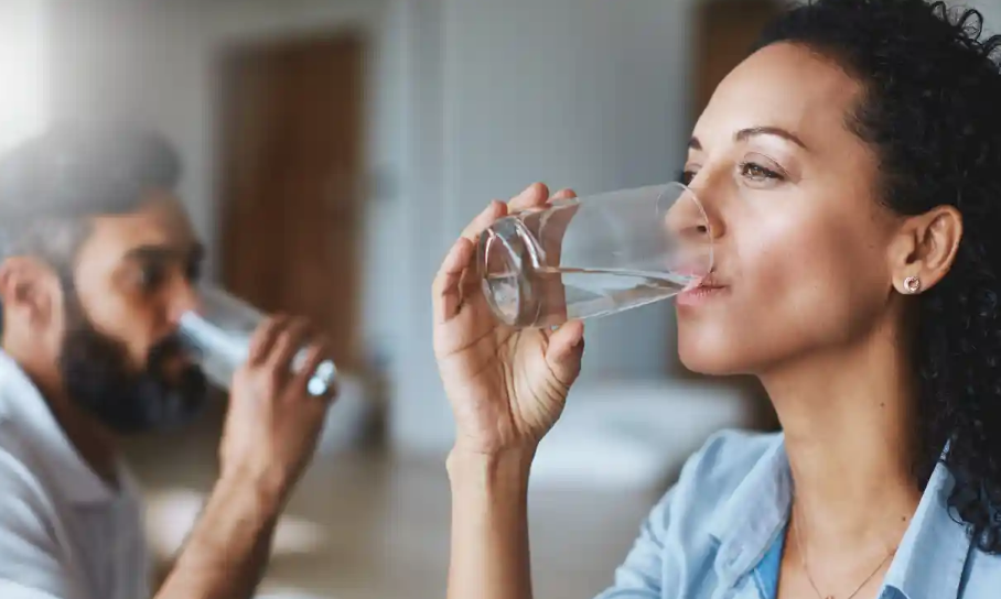 Mỗi người cần uống bao nhiêu nước trong ngày là đủ?