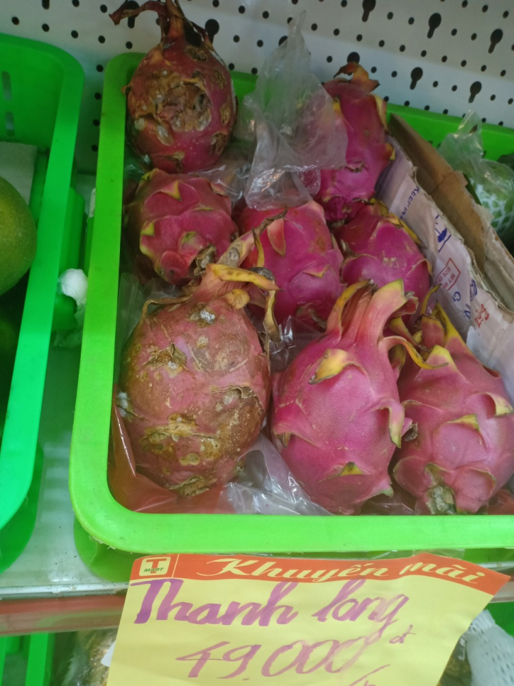 Siêu thị T-Mart bán hàng thối mốc, không tem nhãn phụ, không HSD?