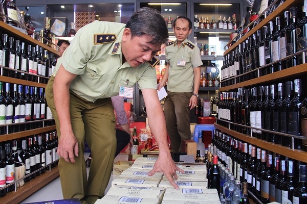 Phát hiện 300 chai rượu, bia có dấu hiệu giả mạo tem nhập khẩu