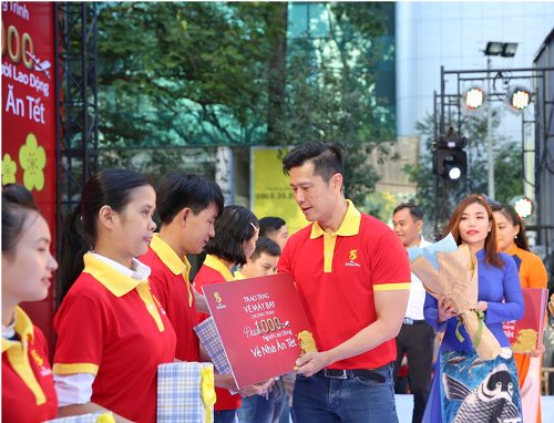 Đại diện Sabeco trao quà người lao động tiêu biểu nhận vé máy bay Về nhà ăn Tết/